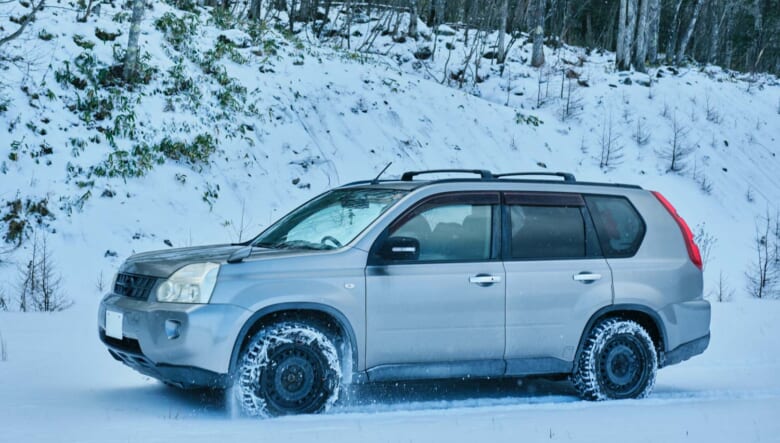 スピード装着で雪道も安心。SUV専用のタイヤチェーン「リフレックス クロス」を装着して冬の外遊びへ。