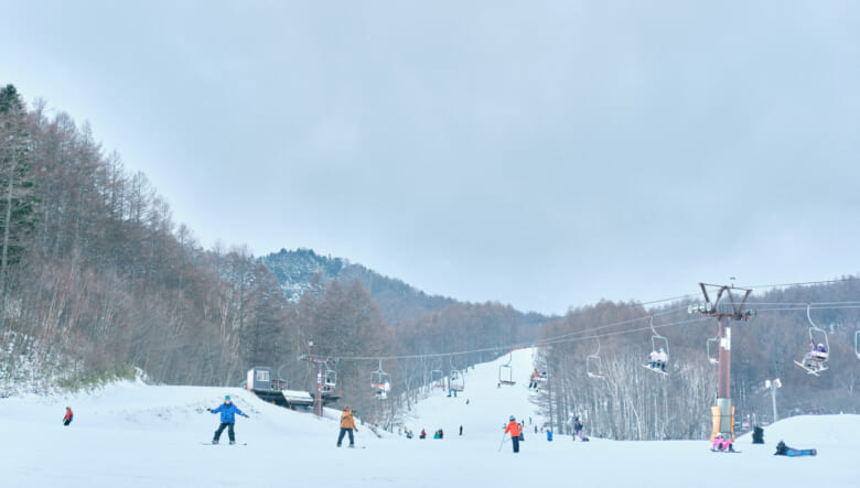 スピード装着で雪道も安心。SUV専用のタイヤチェーン「リフレックス クロス」を装着して冬の外遊びへ。