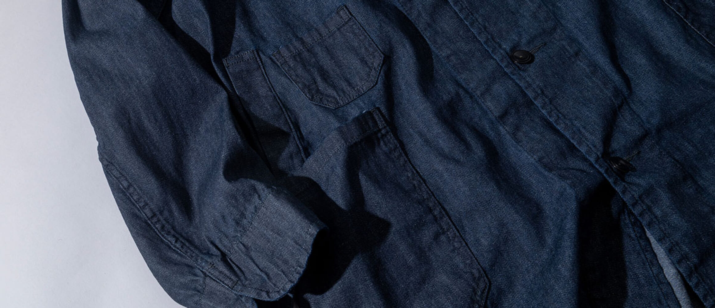 ブルーブルーから登場した撥水ワックスコーティングのデニムコートは