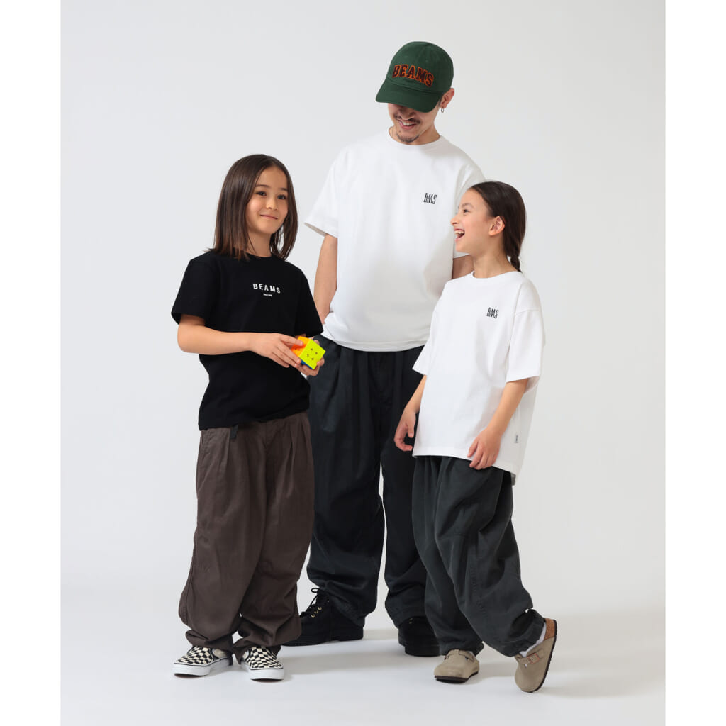 ビームス服を着る、男性モデルとキッズモデル。