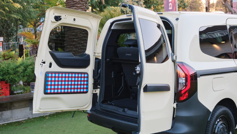 「グランカングー」は、3列目が増えただけでなく、デカい荷室の多彩なアレンジもスゴかった！