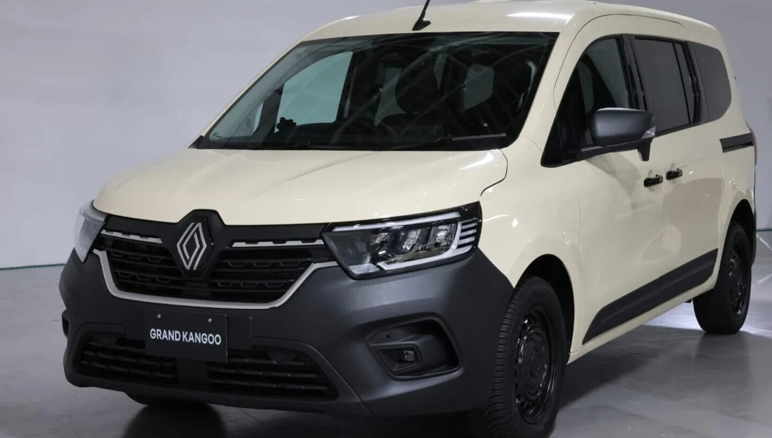 7人乗りになった新型ルノー・グランカングーを実車チェック。日本専用設計でも“観音開き”は健在だった!