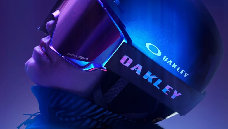 見る角度で色合いが変化するオークリーの“AURA Collection”。幻想的なデザインはゲレンデ映えに絶好！