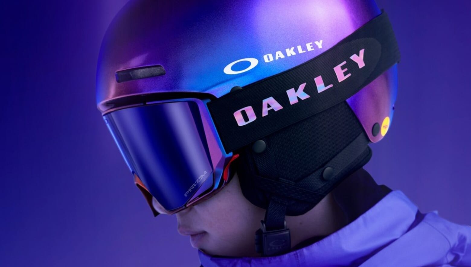 見る角度で色合いが変化するオークリーの“AURA Collection”。幻想的な