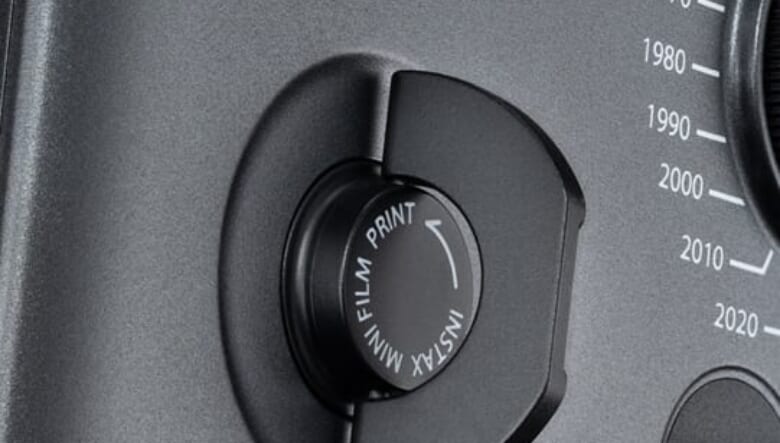 インスタントカメラ「チェキ」が激進化！　モード切り替えでレトロな描写ができるムービー撮影やQRコード添付も実現。