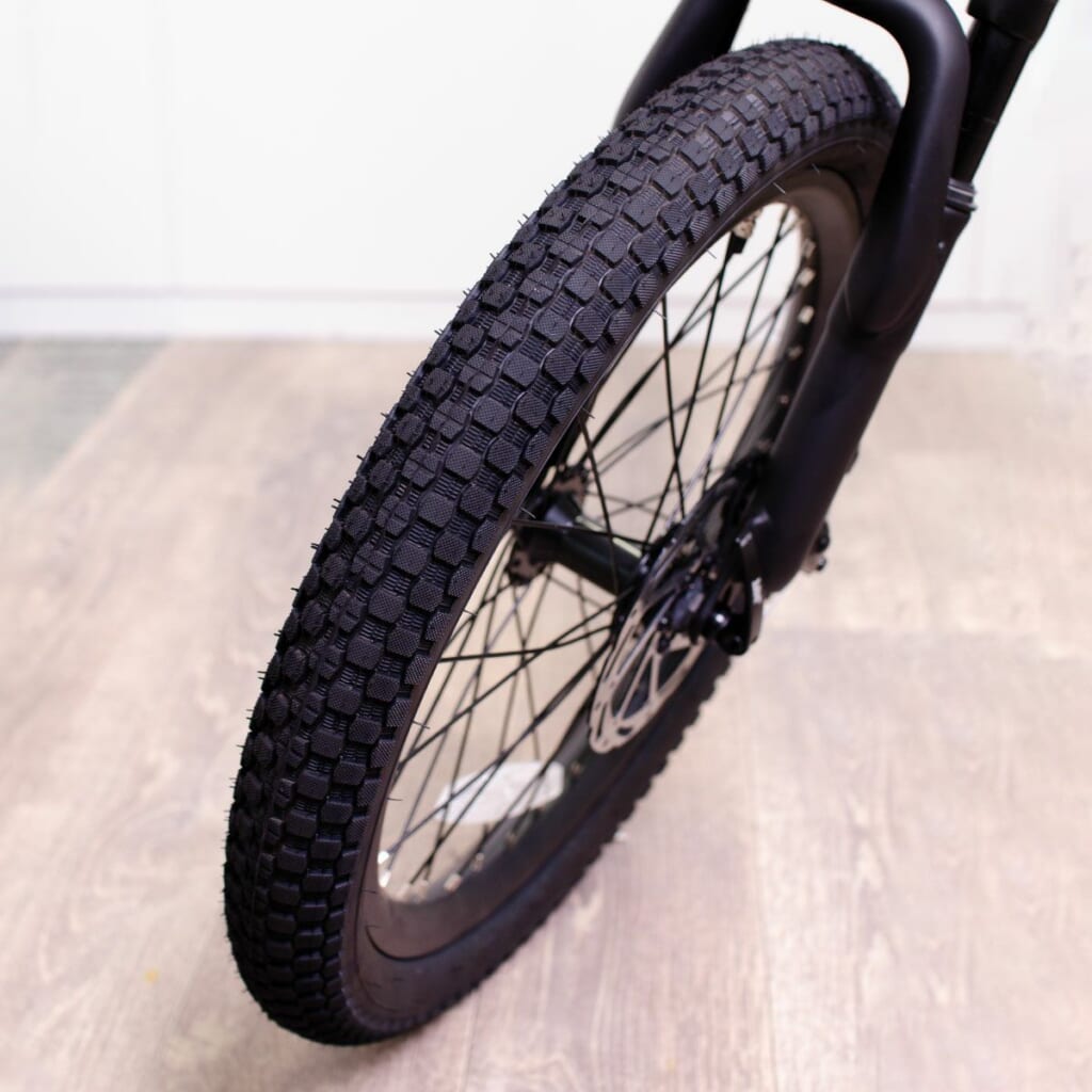 適度なボリュームの 20インチタイヤを採用。