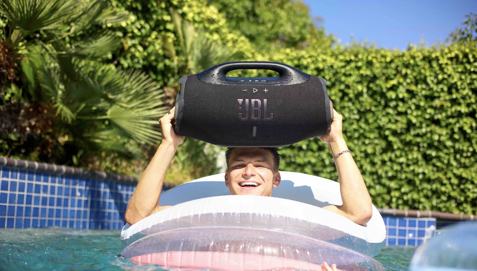 迫力サウンドを実現する JBL の新ポータブルスピーカーは、防塵防水