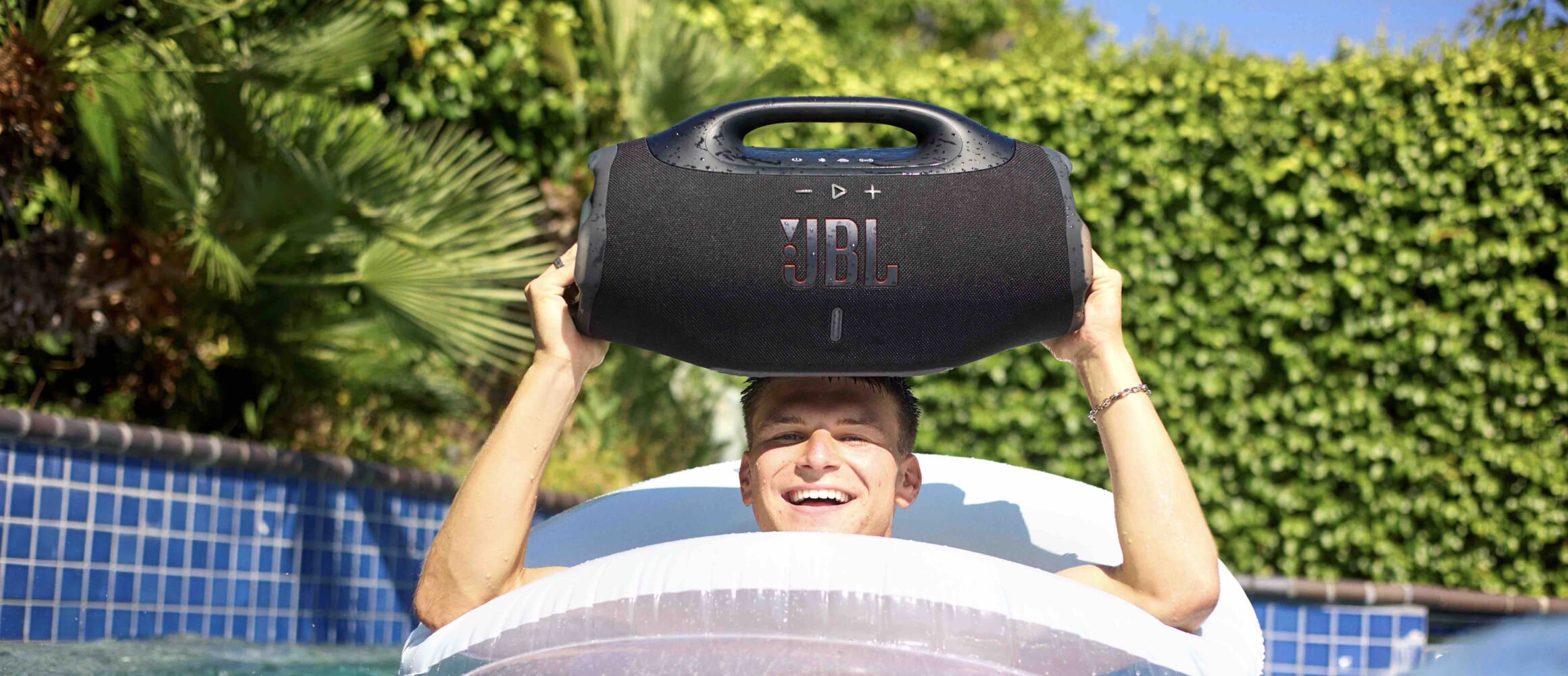 迫力サウンドを実現する JBL の新ポータブルスピーカーは、防塵防水