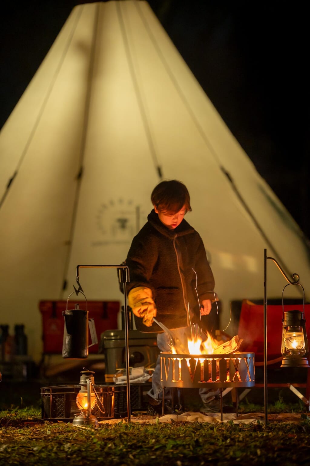 子どもが焚き火の火を起こしている様子