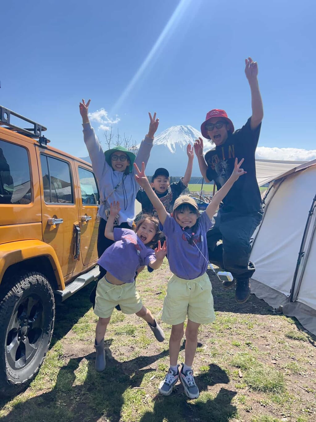 富士山を背景に家族5人で記念撮影