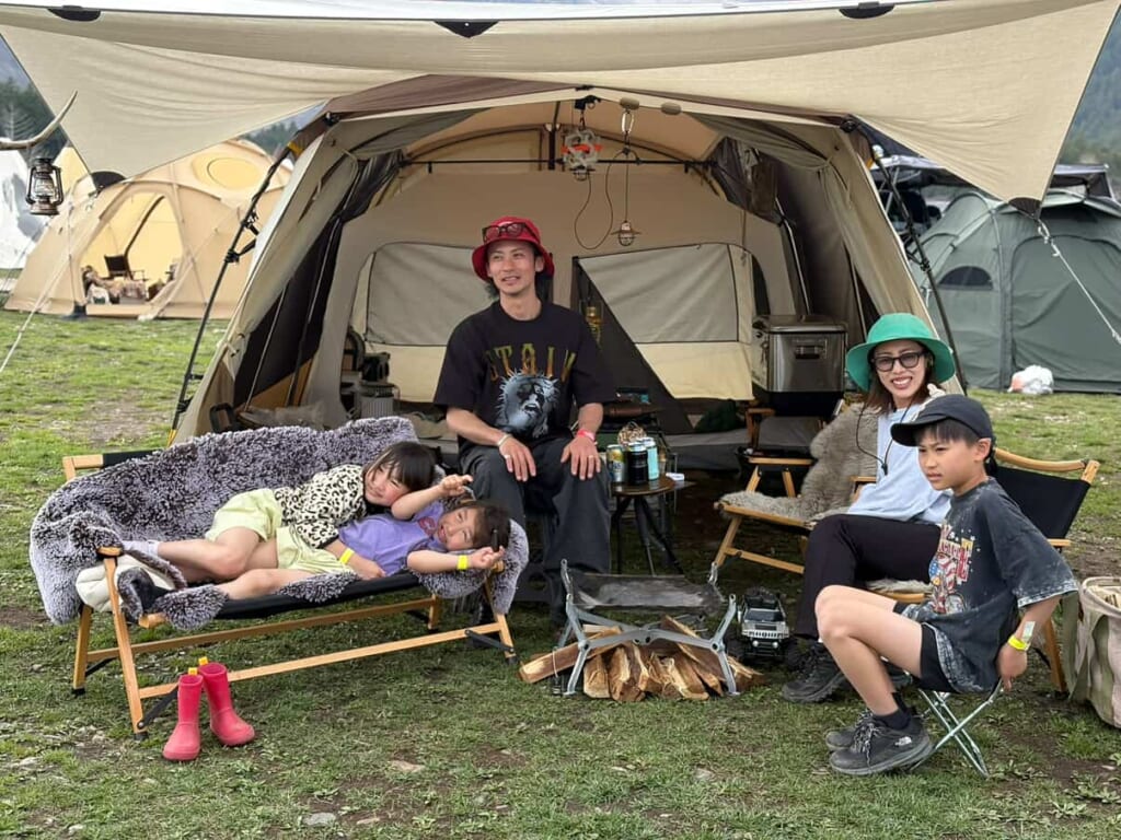 テントサイトでくつろぐファミリー