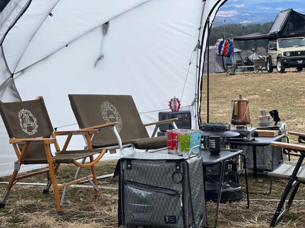 テントサイトのリビングの様子