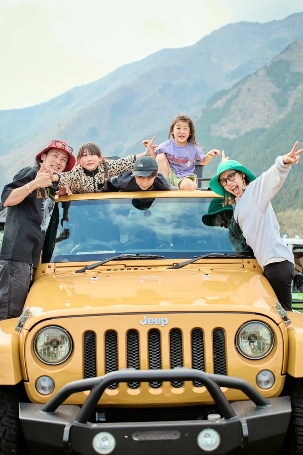 ジープに乗っているファミリーの写真