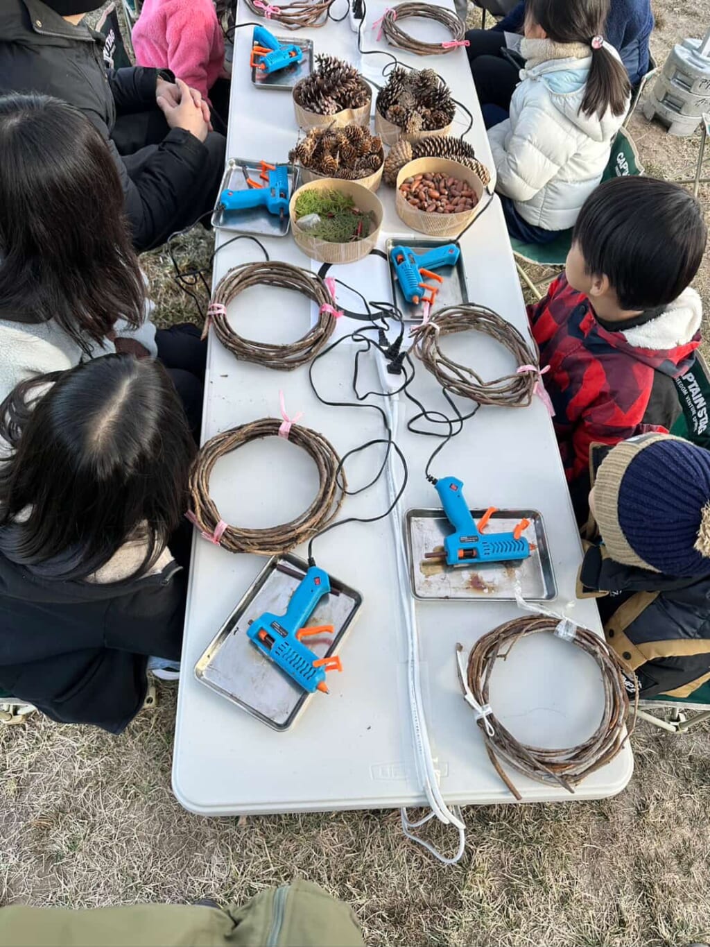 リース作りのワークショップ参加中