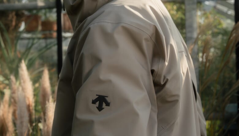 街着最強レベル！ デサント オルテライン81の定番ハードシェルジャケットがより使いやすくなって新登場。