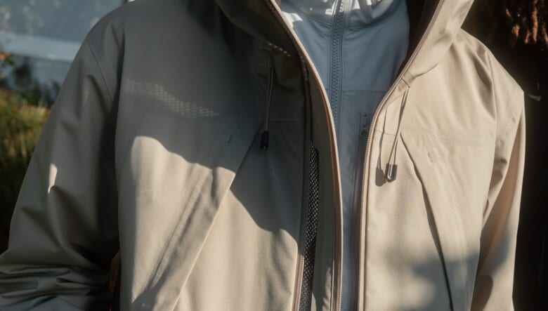 街着最強レベル！ デサント オルテライン81の定番ハードシェルジャケットがより使いやすくなって新登場。