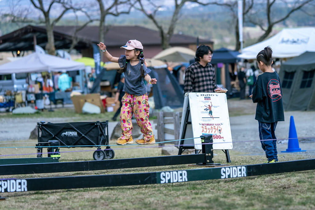 スラックラインに挑戦するキッズ