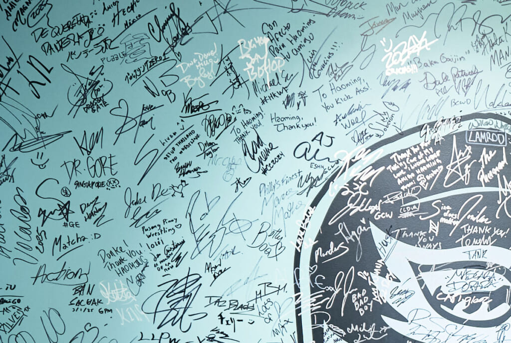 ハオミンのショップ壁面のサイン