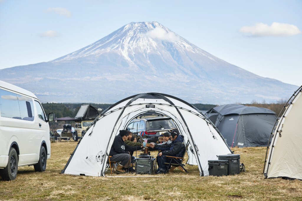 富士山を背景にキャンプをしている様子