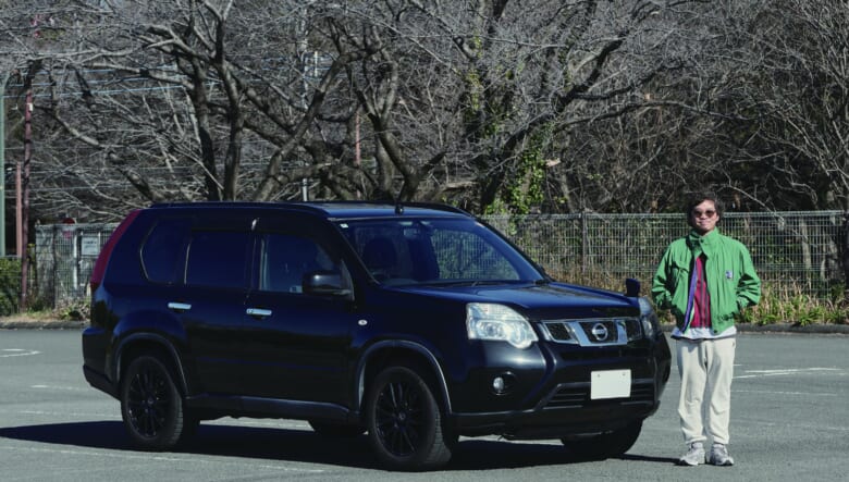 当時のSUVブームを牽引した2代目エクストレイル。「昔のCMの影響で、アウトドアをするならこのクルマしかないって憧れがあって（笑）。歴代モデルをいろいろ見てきたけど、この年代の面構えが一番好みです」。