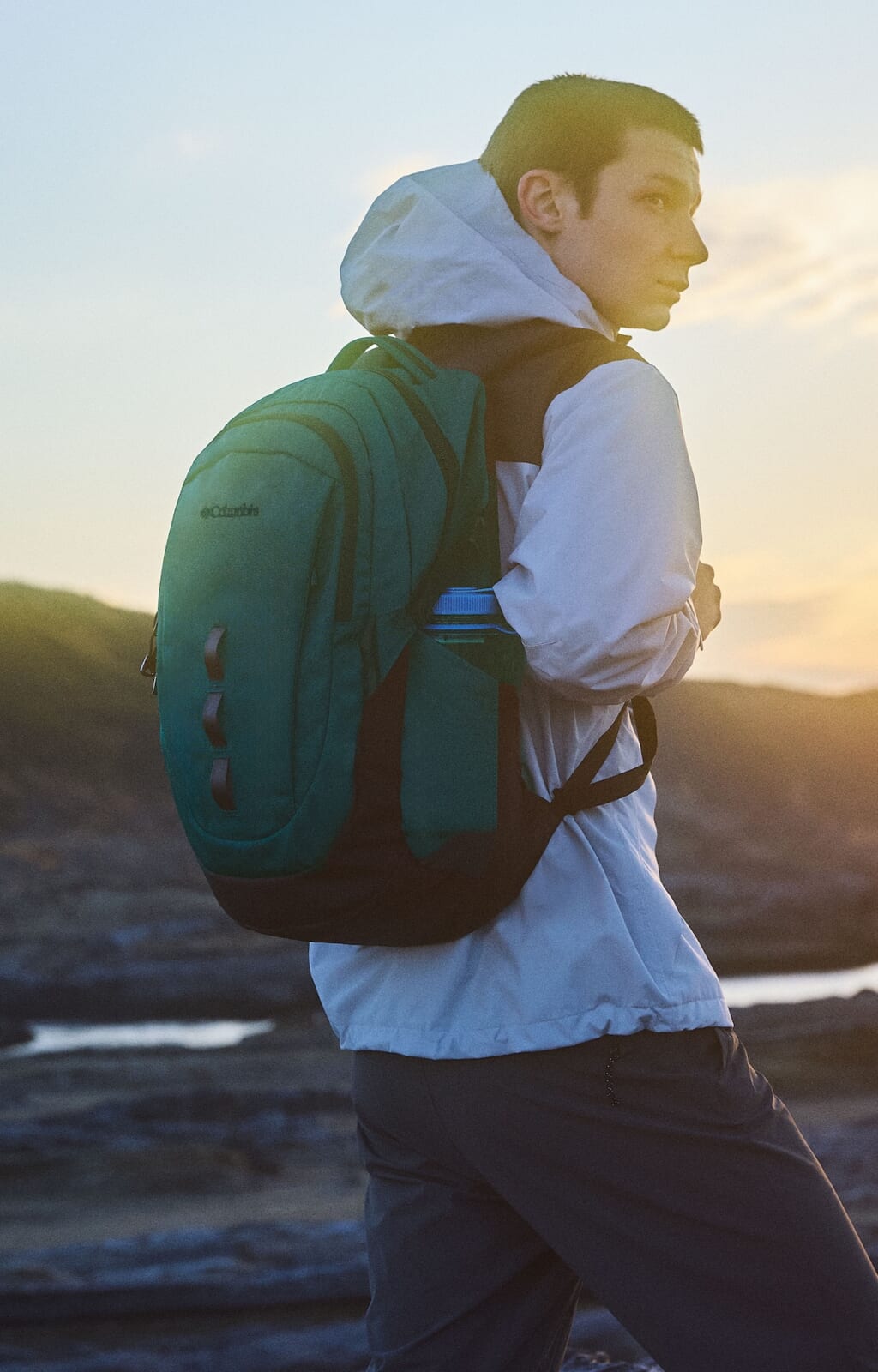 ペッパーロック30Lバックパック（エーゲブルー）￥15950、ジャケット￥27500、パンツ￥14300／すべてコロンビア（コロンビアスポーツウェアジャパン）