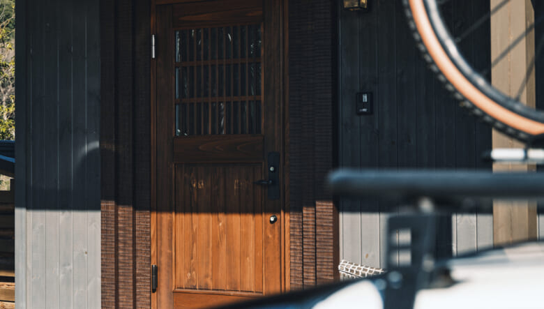 和洋折衷な「程々の家」。広縁や土間が生み出す余白のある空間を、クロスオーバースタイルでゆったり過ごす。