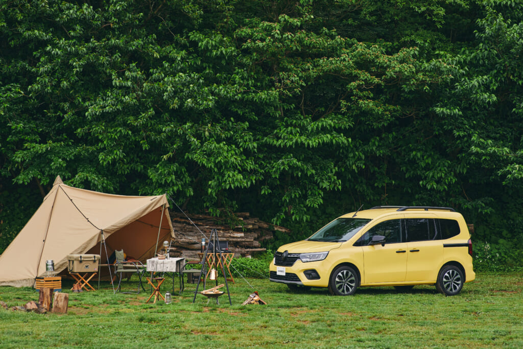 カングーとテントサイトの画像