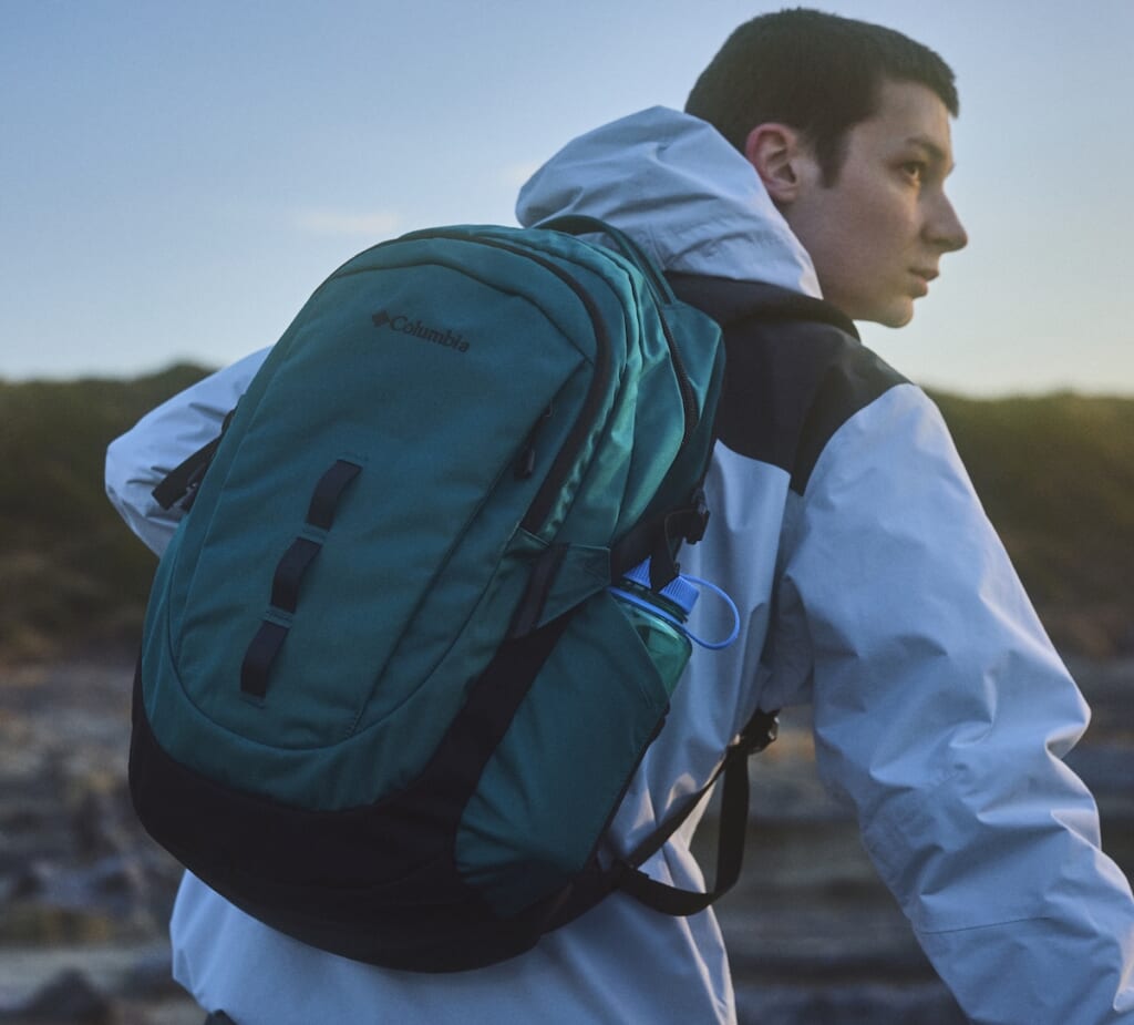 ペッパーロック30Lバックパック（エーゲブルー）￥15950、ジャケット￥27500、パンツ￥14300／すべてコロンビア（コロンビアスポーツウェアジャパン）
