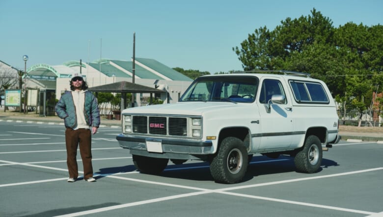 この年式からインジェクションになり、寒い時期でも暖気いらず。「色々カスタムしましたが、素性がいいのでノーマルに戻しました。アメ車らしい、いなたい感じが好きなので、購入してから一度も洗車してません（笑）」。