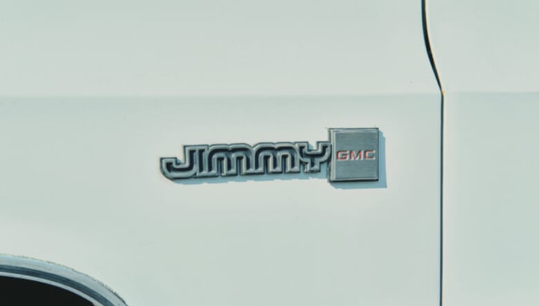 SUVの元祖と言われるフォードのブロンコに対抗し、K5ピックアップに屋根をつけて誕生したのがジミー。