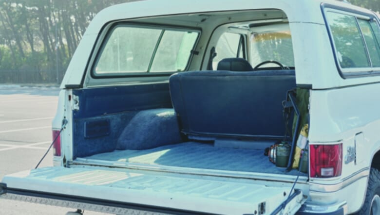 ラゲッジへのアクセスは先にリアの窓ガラスを開け、アオリを開くスタイル。