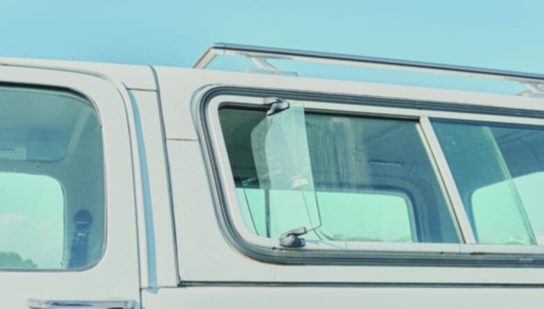 後部の窓はヨコに開閉。ルーフのラックは貴重な純正パーツとのこと。