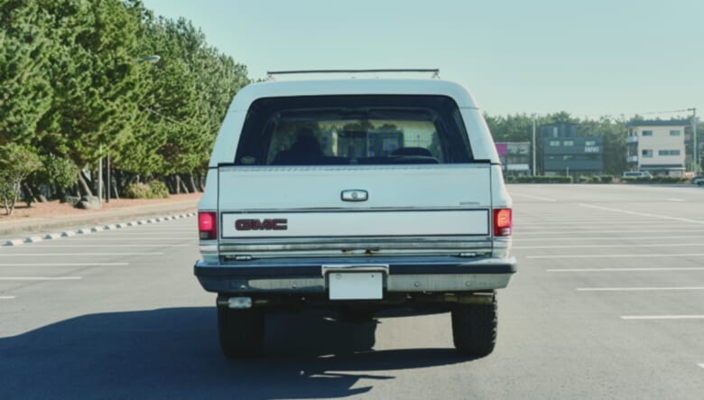意外と扱いやすい米国SUVで、街乗りからサーフトリップまで。【’87 GMC JIMMY】