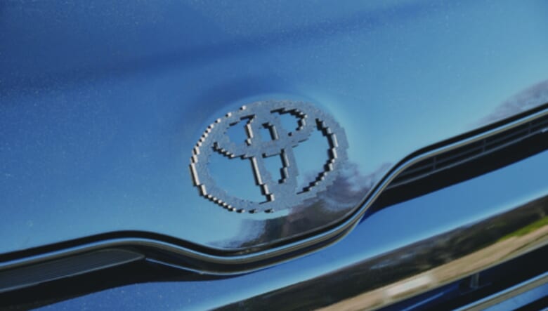 友人に頼んで作ってもらった8ビット風のトヨタロゴ。「どこで売ってるの？ってよく聞かれます（笑）」。