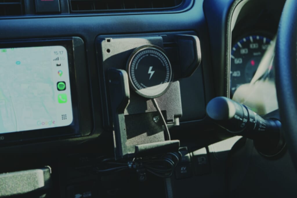 トヨタ プロボックス
使いやすいように高さを調節し、充電機能をプラスした純正のスマホホルダー。