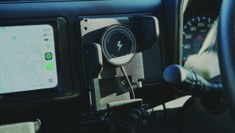 使いやすいように高さを調節し、充電機能をプラスした純正のスマホホルダー。