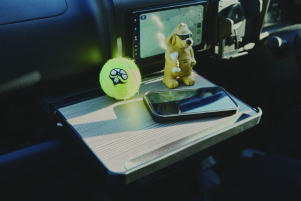 トヨタ プロボックス
ユニークな顔がプリントされたテニスボールは村上さん作