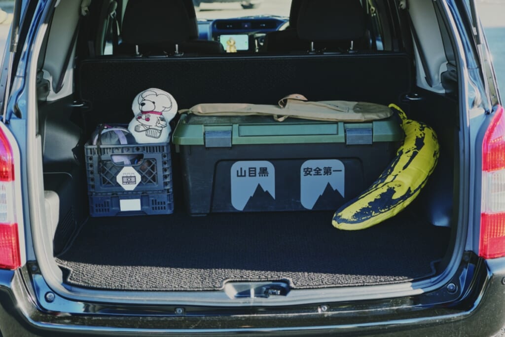 トヨタ プロボックス
広々としたラゲッジにはキャンプギアを積載