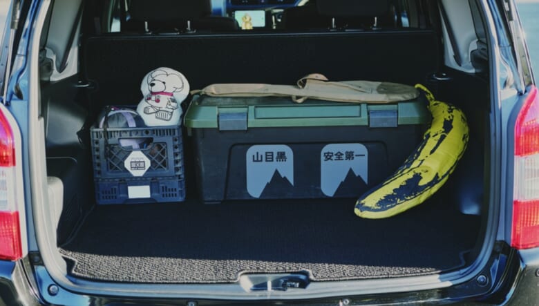 広々としたラゲッジにはキャンプギアを積載。「テニスも趣味なので、とりあえずラケットだけはいつも積んであります」。