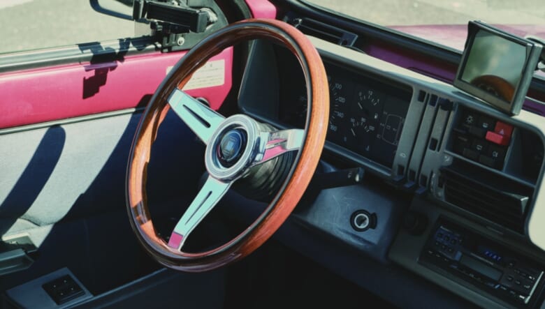 スクエアデザインのシンプルなコックピット。ハンドルはナルディを装着。