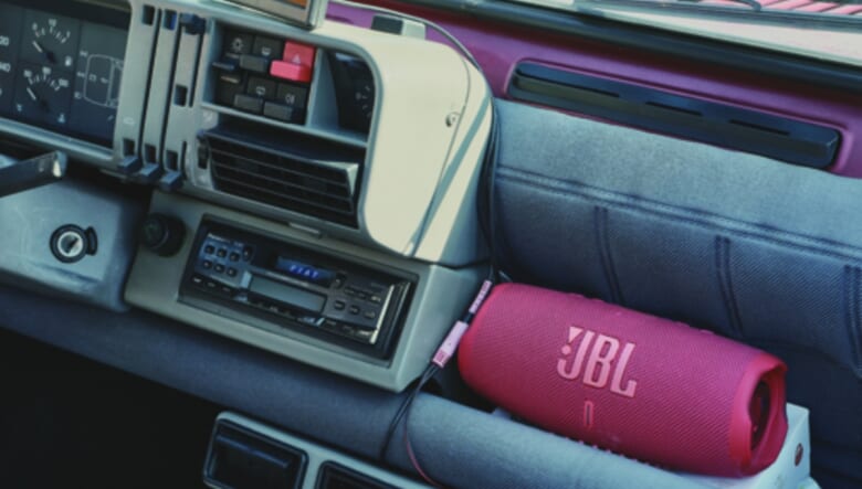 純正スピーカーも使えるが、音質を求めてJBLのポータブルスピーカーをセット。