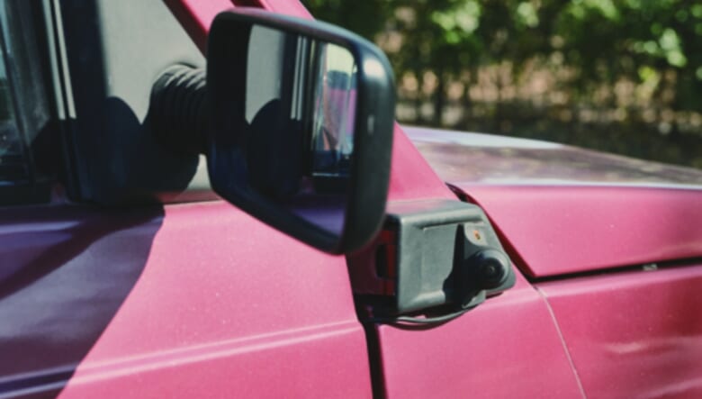 左ハンドルなので右側の視界が悪いため、左折や合流をアシストするカメラを設置。