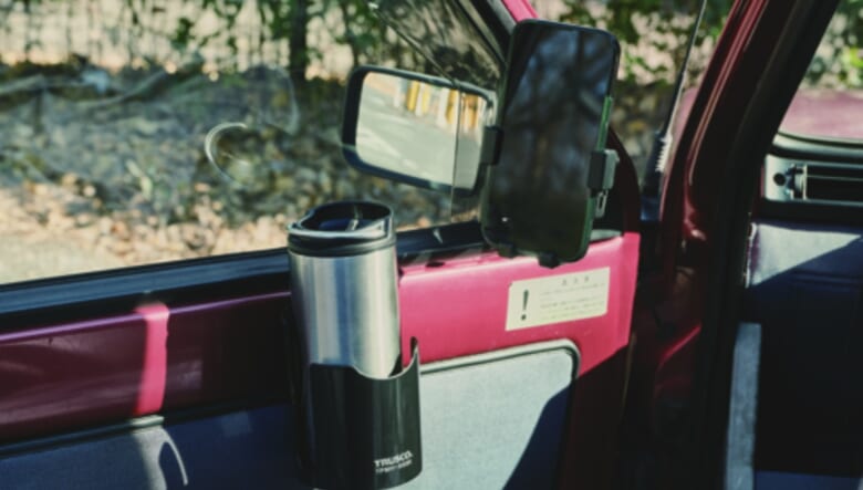 コンパクトな車内空間で使いやすいマグネット式のドリンクホルダーには、工場などでスプレーを置くケースをアレンジして流用。