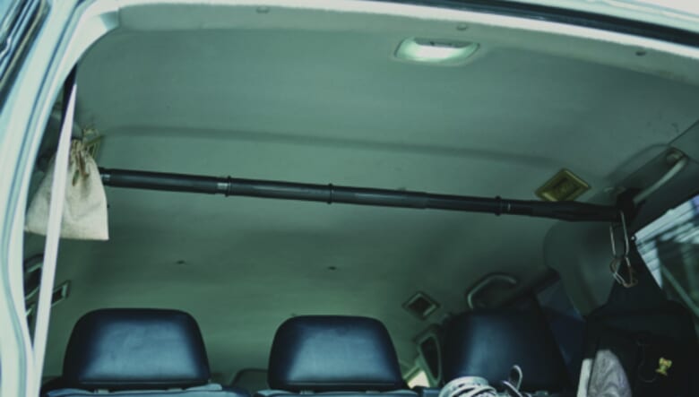 ラゲッジ上に設置した外遊び好き必須のハンガーポールは、ゴードンミラーをチョイス。