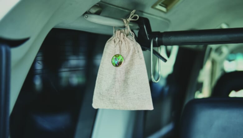 ラゲッジのポプリが車内を優しい香りで包み込む。ピンバッチなど遊びゴコロあふれる小物がちょうどいいアクセントに。