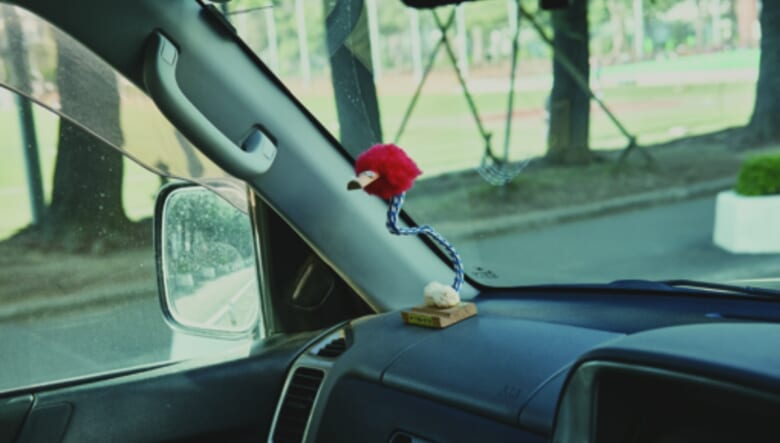 ダッシュボードには、福岡の古着店で購入した1980年代のゆったり揺れる置物を飾る。