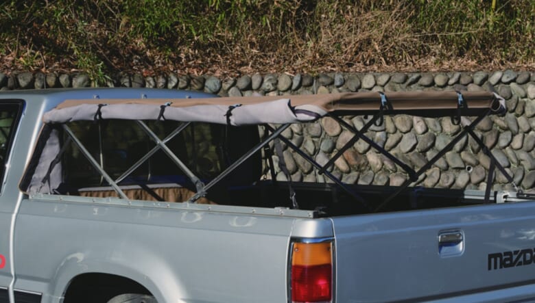 幌はスナップボタンを外して巻き上げることでタープにもなる。「全部外すと、骨組みを蛇腹の状態で折り畳めます」。