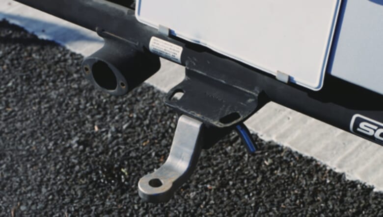 カヌーを製作中のため、牽引用にヒッチメンバーを装備。