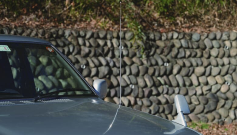 エンジンを切ると自動で格納されるアンテナ。「枝にぶつけたりして2回折れてます（笑）」。