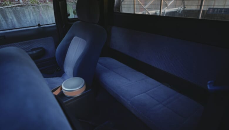 コンパクトながら2列目もある。「子どもが小さい頃は、家族でキャンプに行ったりもしてました」。